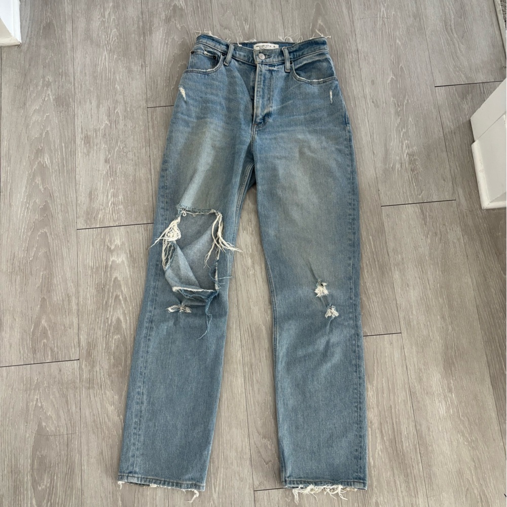 Abercrombie & Fitch 90s Straight Ultra High Rise denim.